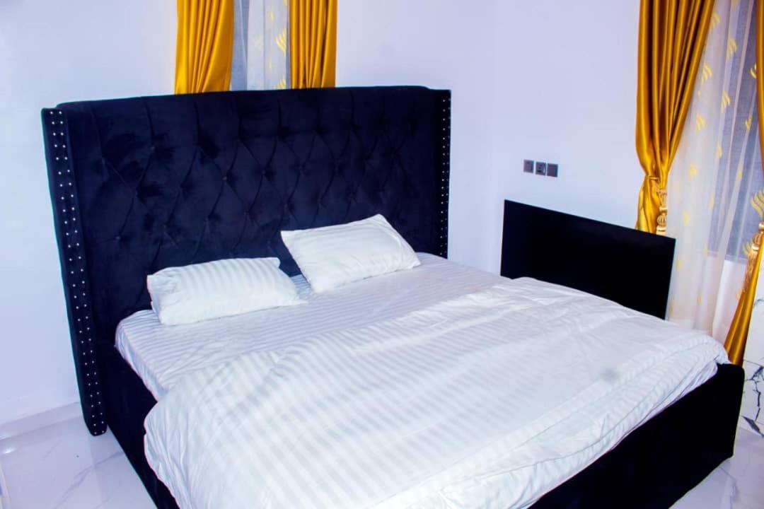 A And T Apartment Ikorodu Exterior foto